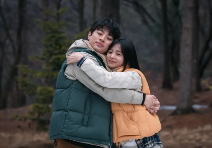 A trama de “Newtopia” retrata uma epidemia de zumbis na Coreia do Sul, porém o tom pende mais para a comédia que para o terror. Ela foi escrita em parceria por Han Jin-won, vencedor do Oscar pelo roteiro de “Parasita”, e Ji Ho-jin (“Uma Loja para Assassinos”). 

