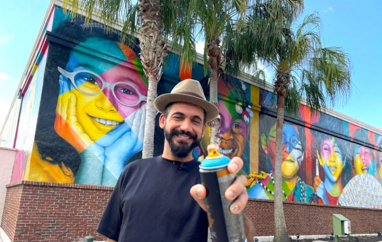 Uma das características Eduardo Kobra do trabalho de cobra é democratizar a arte, transformando ruas, avenidas, estradas e até montanhas em galerias a céu aberto.