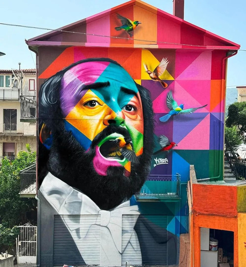 Kobra também pintou um mural retratando o tenor italiano Luciano Pavarotti (1935-2007)  na cidade de San Pietro Magisano, na Calábria, sudoeste da Itália. A região é a terra natal dos antepassados do muralista brasileiro.
