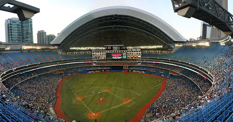 Rogers Centre (1989)
Estádio multiuso em Toronto, famoso por seu teto retrátil inovador. Casa do time de beisebol Toronto Blue Jays, também recebe shows e grandes eventos.