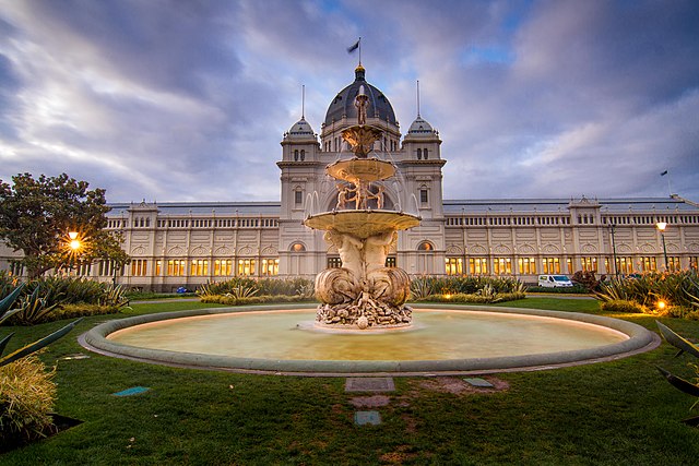 Royal Exhibition Building (1880)

Construído para exposições internacionais em Melbourne, é um dos poucos edifícios da era vitoriana ainda em uso. Foi o local onde ocorreu a primeira sessão do Parlamento australiano em 1901.
