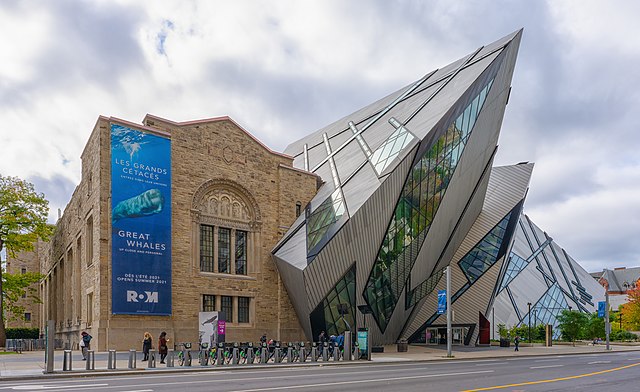 Royal Ontario Museum (ROM) (1914, expansão em 2007)
Um dos maiores museus da América do Norte, localizado em Toronto. Sua expansão moderna, chamada Michael Lee-Chin Crystal, tornou-se um marco arquitetônico polêmico e inovador.

