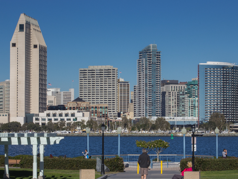 San Diego (Califórnia) – 1.307.402 habitantes. Localizada na Califórnia, próxima à fronteira com o México, San Diego é conhecida por suas praias e clima ameno. O Zoológico de San Diego, renomado mundialmente, e o Parque Balboa, com museus e jardins, são atrações populares. O bairro de Gaslamp Quarter oferece vida noturna vibrante. - - Hippopx/Public Domain/Creative Commons 0