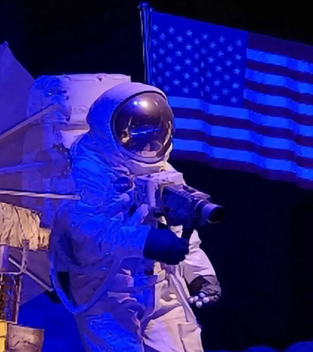 Uma das maiores atrações é um simulador que reproduz a decolagem para a lua, um marco na história da corrida espacial.
