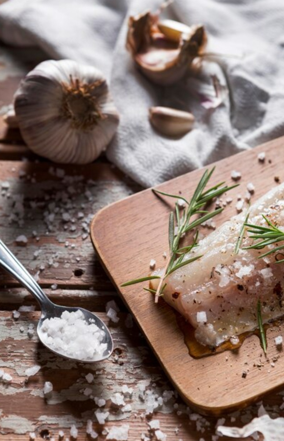 Ele também ajuda no controle da pressão arterial e no equilíbrio do pH do sangue. Outro mineral importante encontrado no sal é o iodo, que ajuda a prevenir doenças relacionadas à tireoide e contribui para o bom funcionamento do metabolismo.