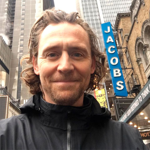 Além do inglês, ele fala grego, espanhol e francês. 