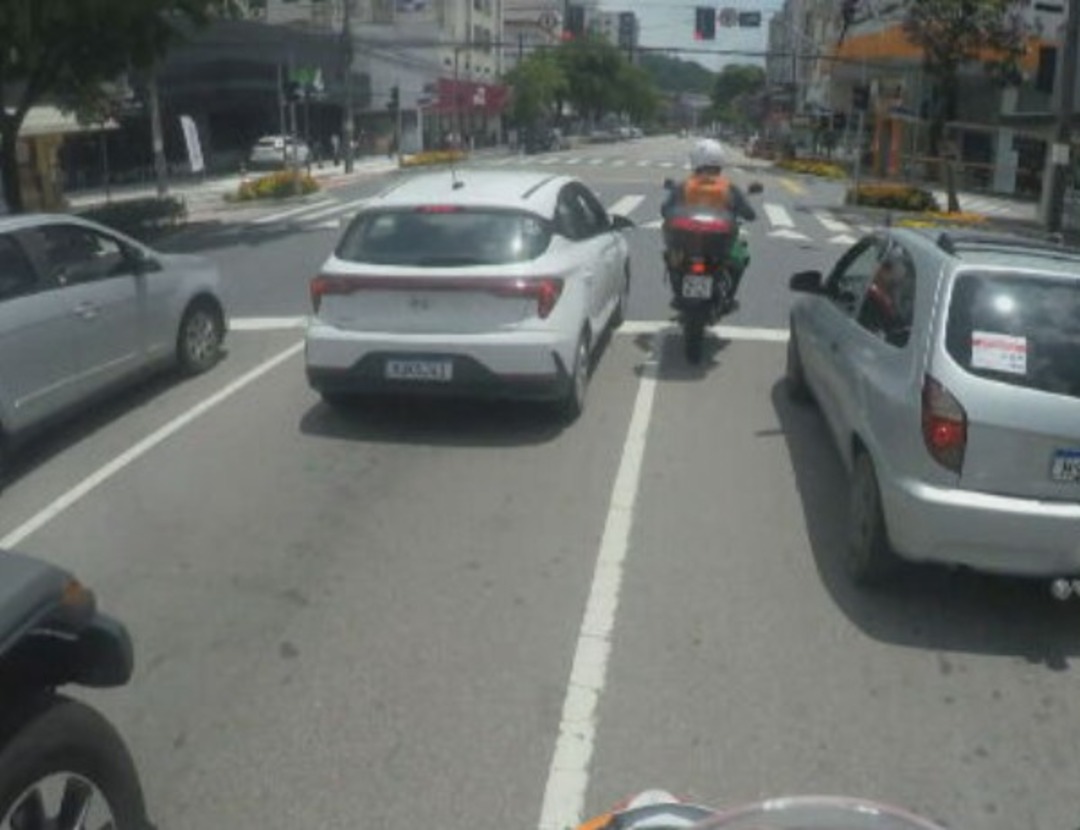 Só que as motos, por não enfrentarem as restrições no trânsito que são impostas aos carros, conseguem chegar muito mais rapidamente ao destino, ampliando a chance de impedir a morte ou o agravamento do quadro da vítima.