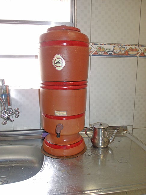 Segundo especialistas, os filtros são a maneira mais segura e eficaz de tornar a água potável.  No Brasil, o filtro de barro ainda é uma das formas mais populares de filtrar a água em cidades do interior.  Eles existem no Brasil desde 1910, quando começaram a ser produzidos por famílias de imigrantes italianos e portugueses. 