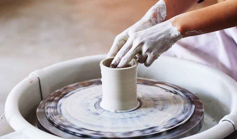 No século XVI, comerciantes portugueses levaram porcelana da China, despertando fascínio e colecionismo. Eles introduziram a porcelana na Europa
