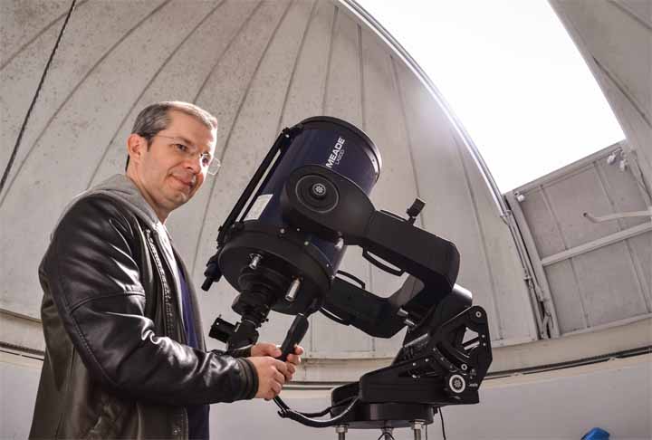 4. Físicos e Astrônomos – R$ 3.000 - Apesar da alta especialização, muitas vezes atuam em áreas acadêmicas ou de pesquisa com recursos limitados.  
