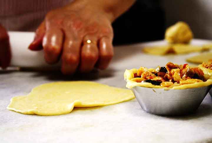 Nos Estados Unidos, pode-se encontrar uma empada de frango, chamada chicken pie. Já na Inglaterra, encontra-se uma empada de frango e cogumelos e a famosa Melton Mowbray Pie, recheada com carne de porco picada e colágeno (gelatina).