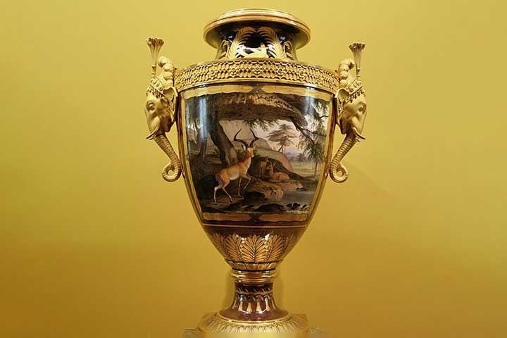 No século XVIII, a França se destacou com porcelanas elegantes, produzidas em fábricas como Sévres e Limoges.

