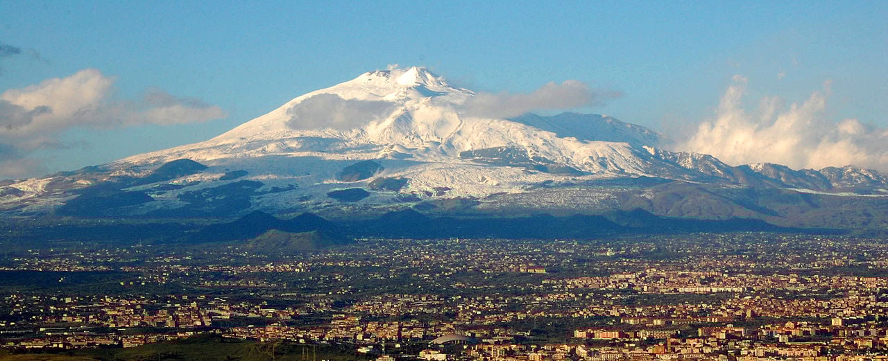 Cerca de 900 mil pessoas vivem nas proximidades do Etna, na região metropolitana da Catania, que é a segunda maior cidade da Sicília. Sua atividade costuma ser monitorada de forma rigorosa, para que haja tempo de evacuação em caso de uma erupção potencialmente trágica. 