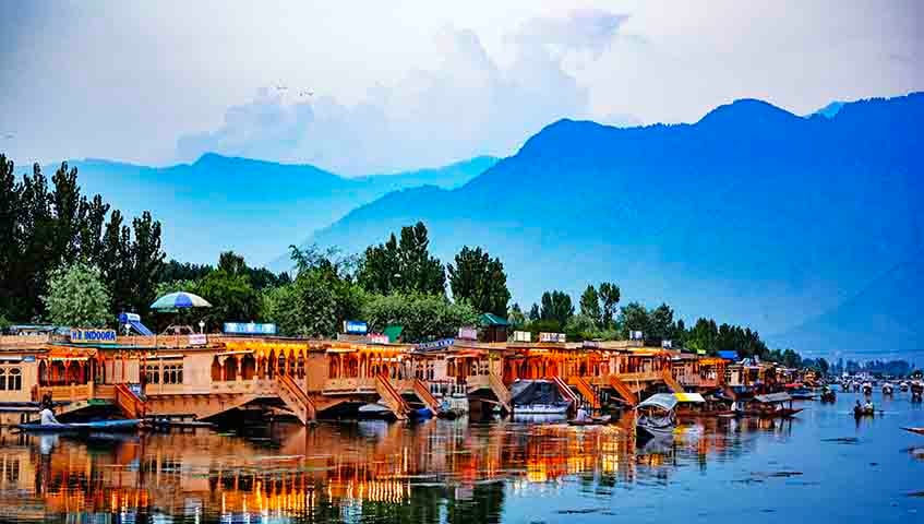 O Lago Dal (Índia) cobre 18 km² e chega a 6 m de profundidade. Localizado na Caxemira, é famoso por suas casas flutuantes e jardins aquáticos, além de ser um destino turístico icônico da região.