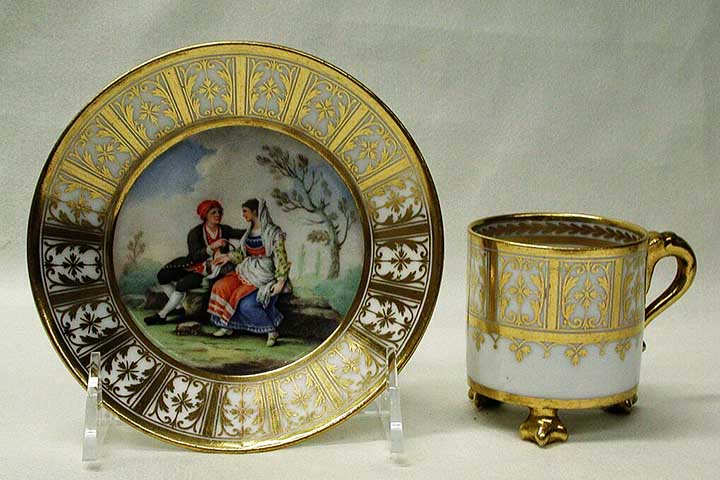 A porcelana se tornou meio para criar esculturas decorativas, como as obras delicadas de Capodimonte, na Itália.
