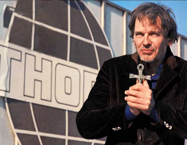 Bugenhagen, ao saber da morte de Robert Thorn, pretende avisar o novo responsável de Damien, que é Richard Thorn, irmão de Robert e dono de uma empresa de alimentícios, que o jovem é, na verdade, o anticristo.