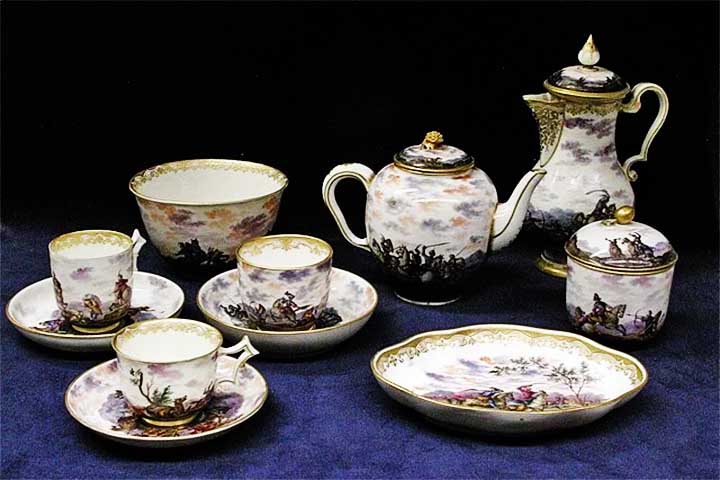 Além disso, peças de porcelana ganharam utilização cotidiana. Ela começou a ser usada em utensílios domésticos como pratos, copos e tigelas, destacando-se pela durabilidade.
