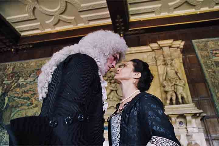 Hoult também foi ganhando destaque em filmes de drama histórico e biográfico. Em 2017, ele interpretou Sir Robert Harley em A Favorita, a aclamada sátira histórica de Yorgos Lanthimos, no qual compartilhou cena com Olivia Colman, Emma Stone e Rachel Weisz.