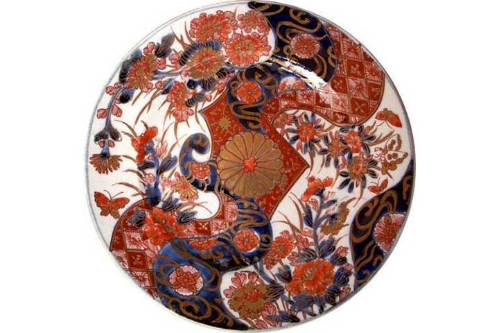 No século XVII, o Japão inovou com porcelana Imari, famosa pelos motivos coloridos e intricados. Esta porcelana era muito popular na Europa desde 1650, quando a Companhia Holandesa das Índias Orientais a importou da cidade de Arita. 
