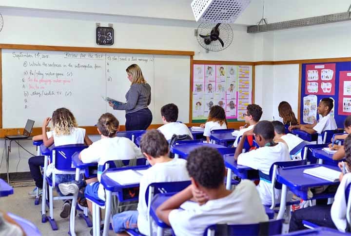 2. Outros Profissionais de Ensino – R$ 2.554 - Inclui educadores de diversas áreas que, mesmo com formação superior, recebem remunerações modestas.  