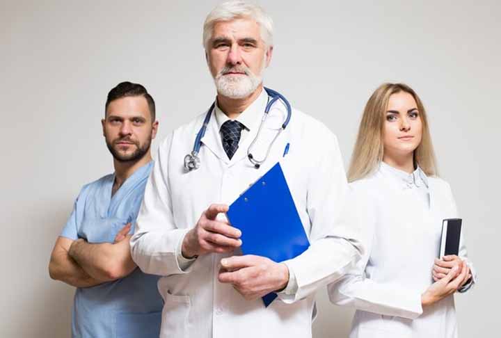 Profissões que exigem alta especialização, como medicina e engenharia, tendem a oferecer salários mais elevados, enquanto áreas com maior oferta de profissionais e menor reconhecimento, como educação, frequentemente apresentam remunerações mais baixas. 