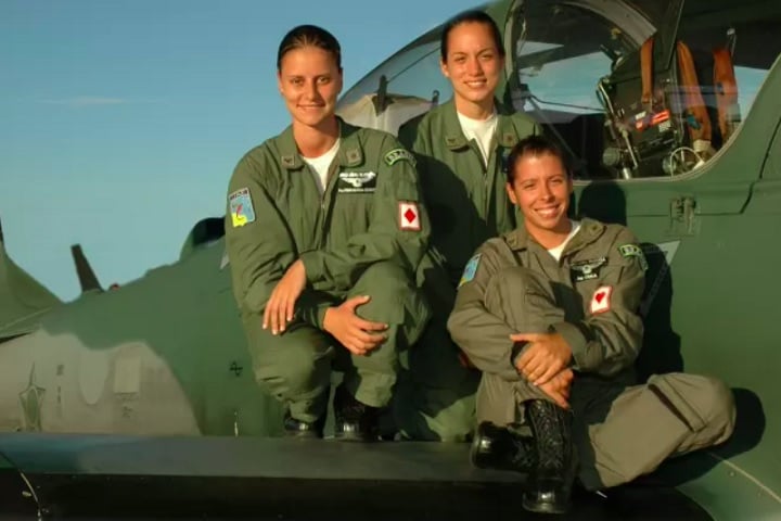 Mulheres que desejam ser pilotas de avião podem fazer o Curso de Formação de Oficiais Aviadores, implantado em 2008 pela Força Aérea Brasileira (FAB). 