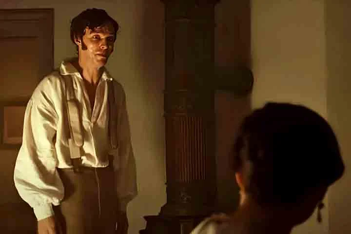 O filme tem uma abordagem inovadora do famoso conto de vampiro, e Hoult interpreta Thomas Hutter, o protagonista que acaba se envolvendo com o enigmático Nosferatu.