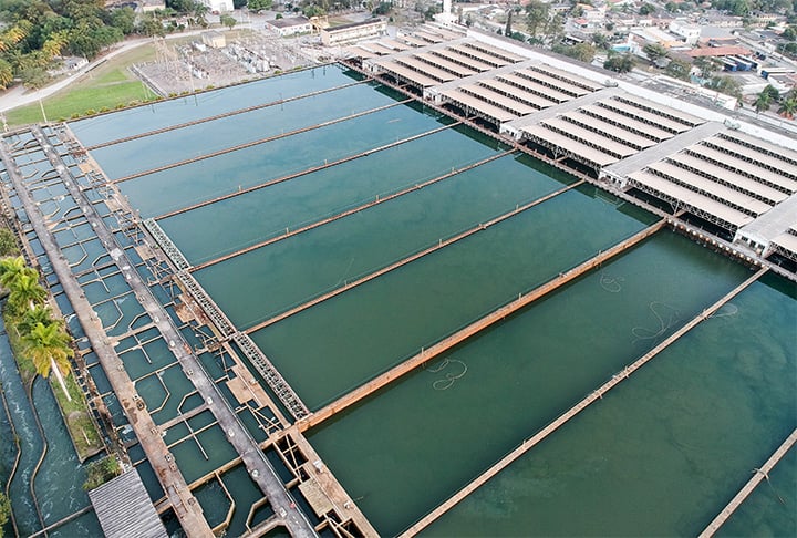 No Brasil, a água potável é fornecida por sistemas públicos de abastecimento de água, que são regulamentados pelo Ministério da Saúde.