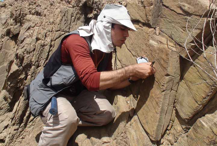 4. Geólogos e Geofísicos – R$ 10.011 - Profissionais importantes para indústrias como mineração e petróleo, analisando a composição e estrutura da Terra para exploração de recursos naturais.  