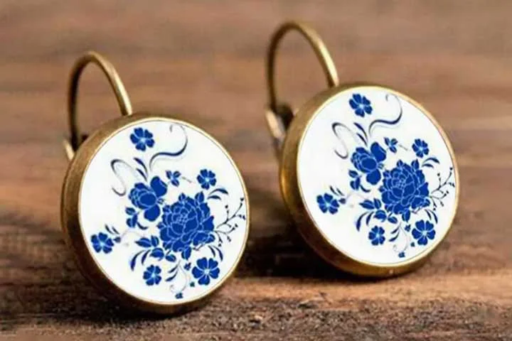 A porcelana também é usada em acessórios como brincos, colares e broches, unindo beleza e delicadeza.

