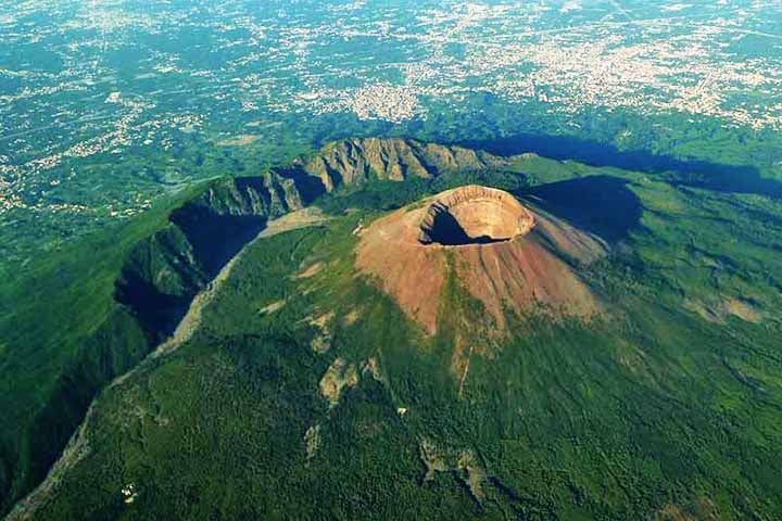 Vesúvio, na Itália - Embora seja considerado ativo, está adormecido desde 1944, quando houve sua última erupção. Localizado perto de Nápoles, tem 3 milhões de pessoas vivendo ao seu redor. 