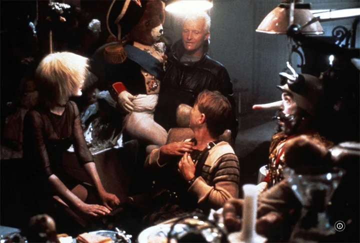 Blade Runner (1982) – Dir: Ridley Scott
Os replicantes, como Roy Batty (Rutger Hauer), são androides criados para trabalhos perigosos, mas que começam a questionar sua existência. Estrelado por Harrison Ford e Sean Young, o filme segue um caçador de androides que persegue essas máquinas, - Divulgação