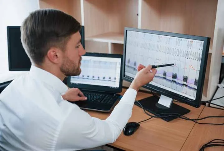 As diferenças salariais no mercado de trabalho brasileiro são influenciadas por diversos fatores, como nível de escolaridade, demanda por determinadas habilidades, escassez de profissionais qualificados e valorização social de certas carreiras