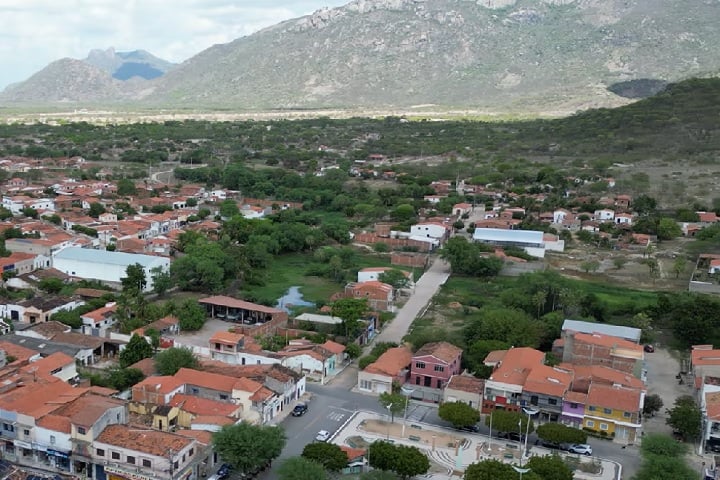 Em 1819, os irmãos Luís da Mota e Melo e Herculano Rodrigues Mota adquiriram a fazenda Cacimba do Meio, marcando o início do desenvolvimento local. 