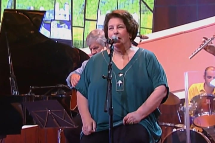 Um de seus maiores sucessos veio em 1998, com Resposta ao Tempo (de Aldir Blanc e Cristovão Bastos), tema da minissérie Hilda Furacão.