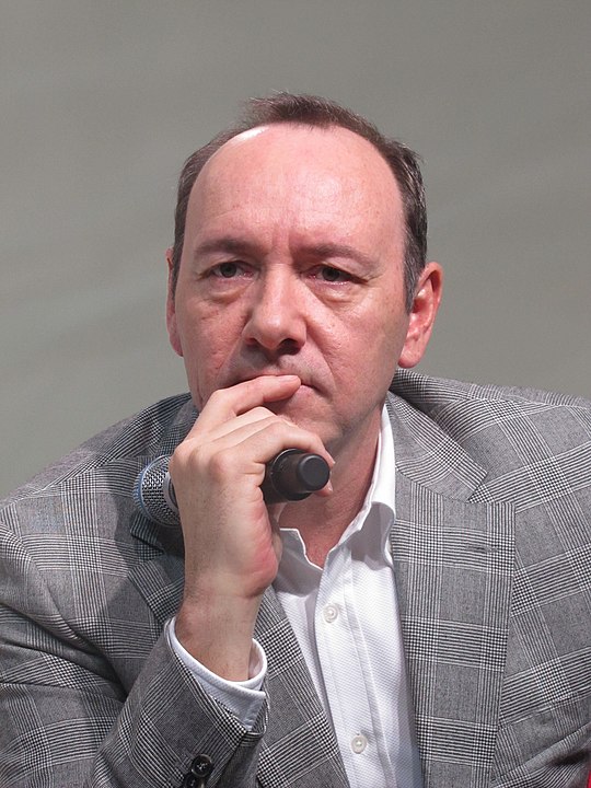 A acusação mais grave partiu do quarto denunciante, um aspirante a ator, que alegou ter tido uma breve interação com Spacey em uma produção teatral e, posteriormente, entrou em contato com ele buscando conselhos sobre sua carreira. 