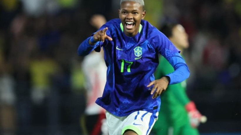 Aos 19 anos, a atacante do Corinthians entra na vaga de Marta e, na estreia pela Seleção, marca um golaço que garante mais uma vitória do Brasil