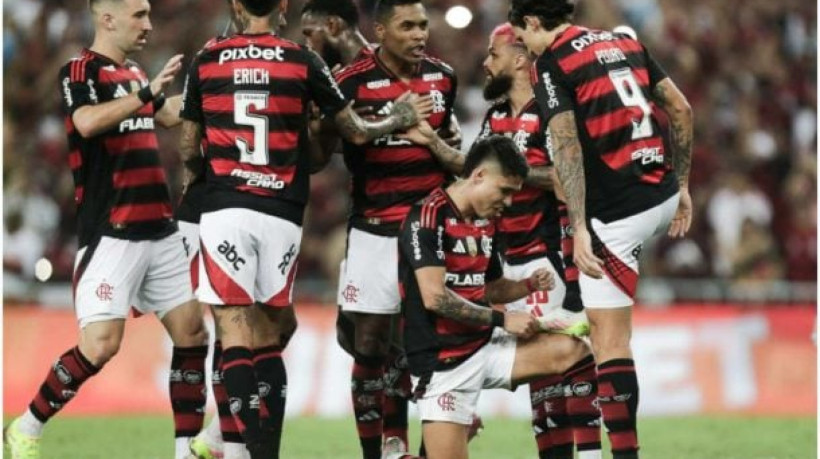 Destaque para Varela, que vem jogando muito, na lateral e no meio, mas que não é queridinho da torcida do Flamengo