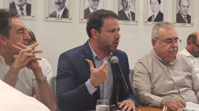 O presidente da C&acirc;mara Municipal de Fortaleza (CMFor), Leo Couto (PSB), discursando durante reuni&atilde;o na C&acirc;mara de Dirigentes Lojistas (CDL), nesta segunda-feira, 2