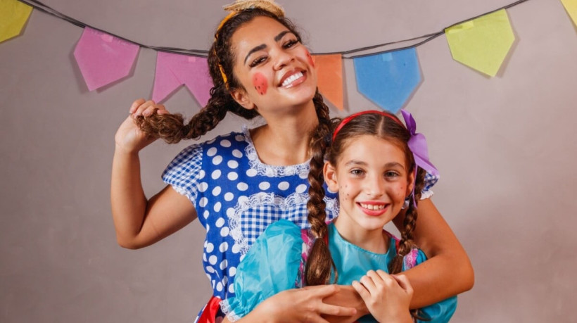 Penteados temáticos complementam o look da festa junina com criatividade e charme (Imagem: Bernardo Emanuelle | Shutterstock) 