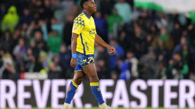 Meio-campista chega após boa temporada no Las Palmas e assina contrato até 2033 com o clube inglês