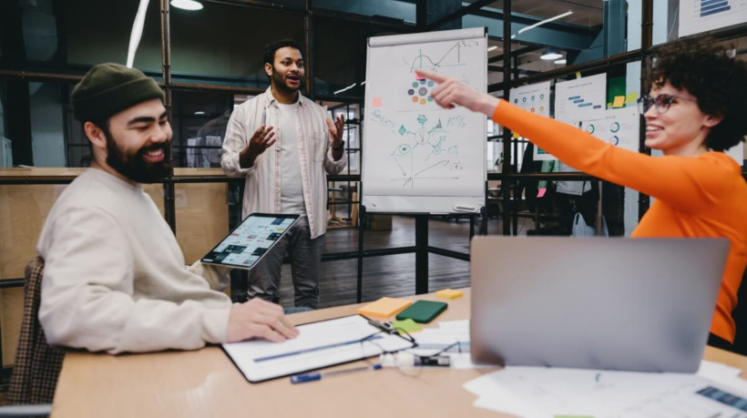 A comunicação eficaz passou a ser uma vantagem competitiva em praticamente todas as áreas (Imagem: GaudiLab | Shutterstock) 