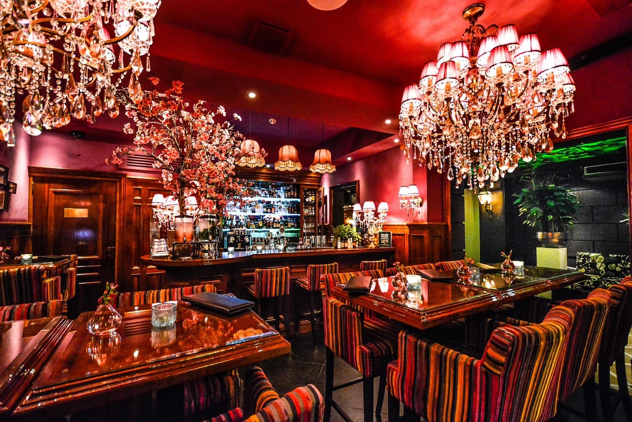 Na Holanda, a posse de até 5 gramas de maconha é tolerada para adultos maiores de 18 anos.  A venda de até 5 gramas de maconha por pessoa por dia em coffeeshops é permitida, mas com diversas restrições. 
