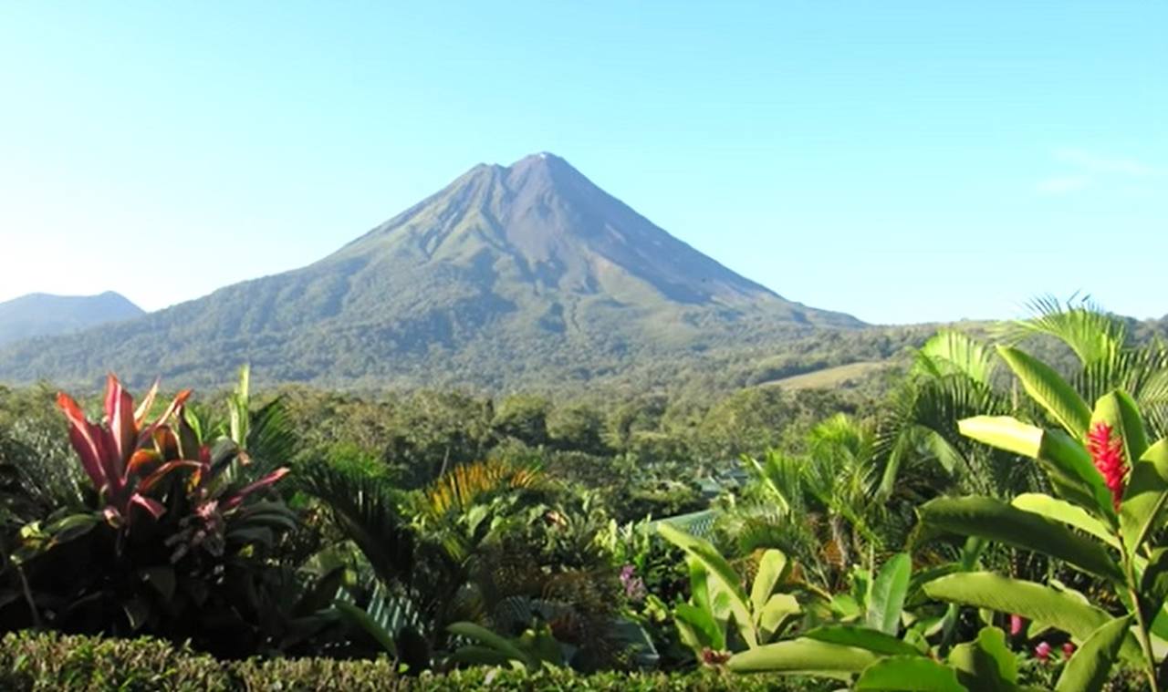 Arenal, na Costa Rica - O vulcão Arenal era considerado extinto até o ano de 1968, quando entrou em erupção depois de 400 anos inativo. Ele está localizado na Costa Rica, na província de Alajuela. Está em descanso desde 2010, após ter sido um dos mais ativos do planeta a partir de 1968. 