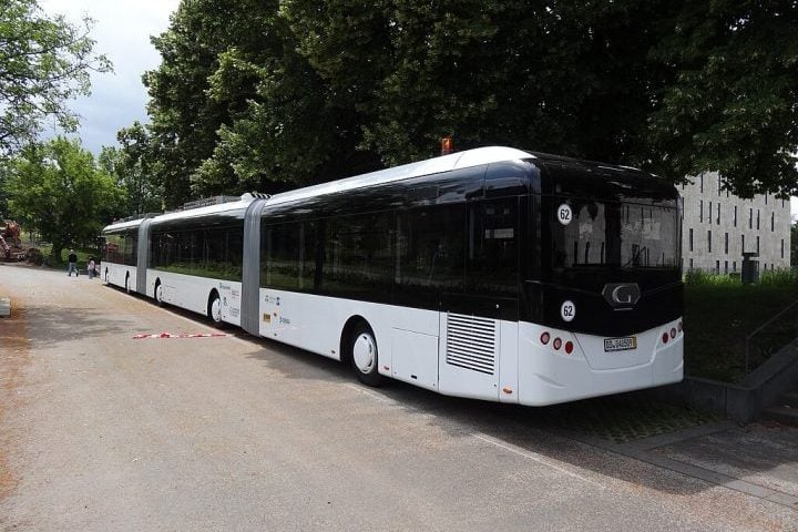 Esses ônibus extralongos são vantajosos por sua alta capacidade de transporte, reduzindo frota e emissões de gases poluentes.