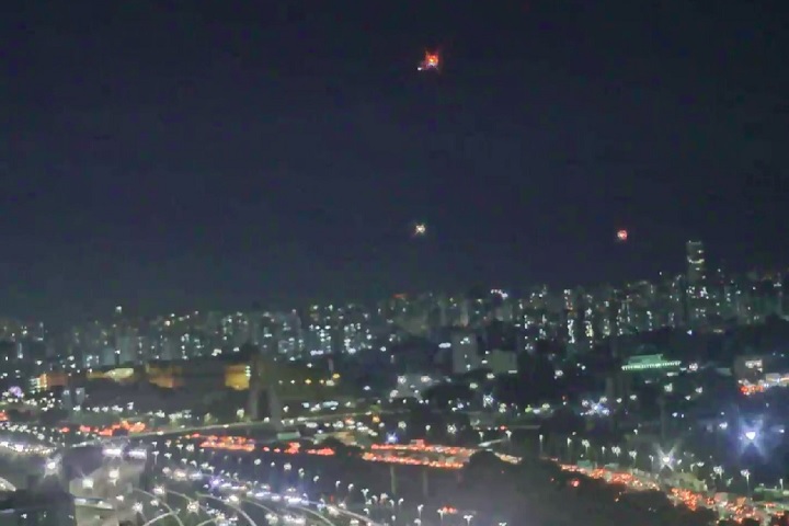 Segundo ela, pelo fato de o avião estar baixo, o celular voltou a ter sinal e foi aí que conseguiu mandar mensagem para o irmão.