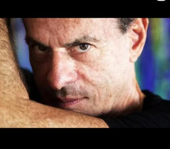 Ney Matogrosso já lançou 26 discos de estúdio em sua trajetória solo, com alguns deles considerados essenciais por especialistas, como “Pecado” (1977) e “Pescador de Pérolas” (1986). 
