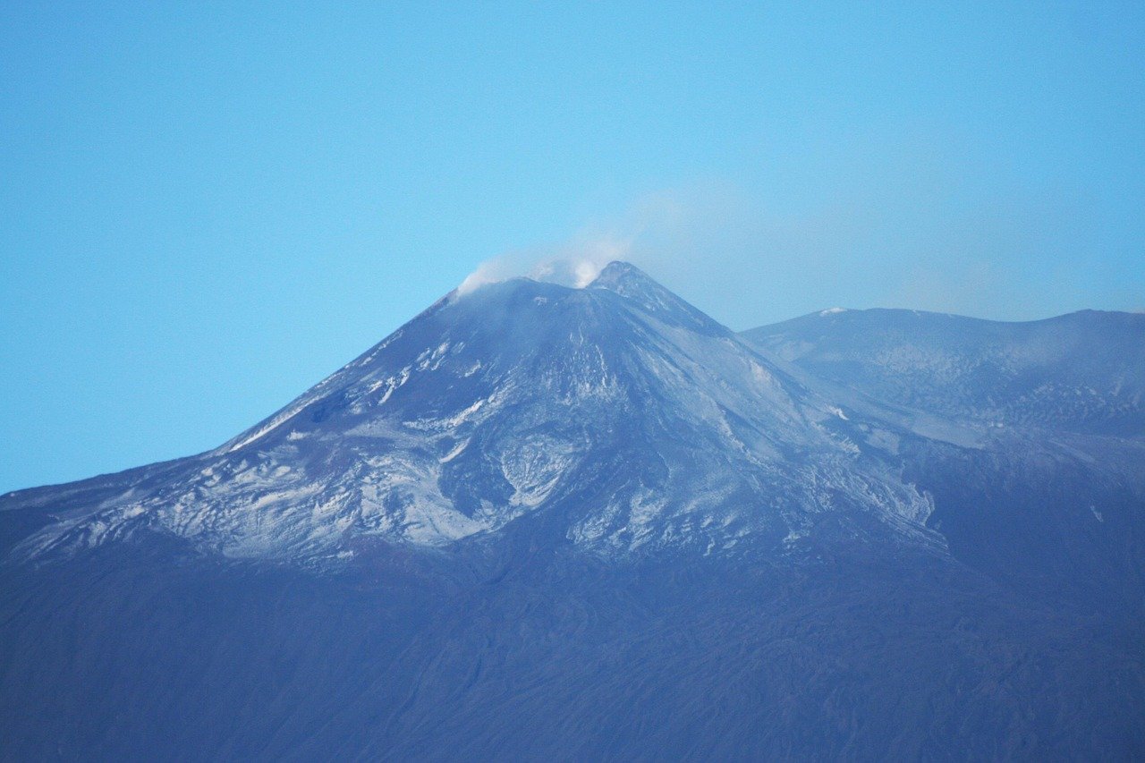O vulcão Etna existe há cerca de 500 mil anos. Ele atrai visitantes que querem conhecer trilhas e crateras. E é considerado um Patrimônio Mundial da UNESCO. 