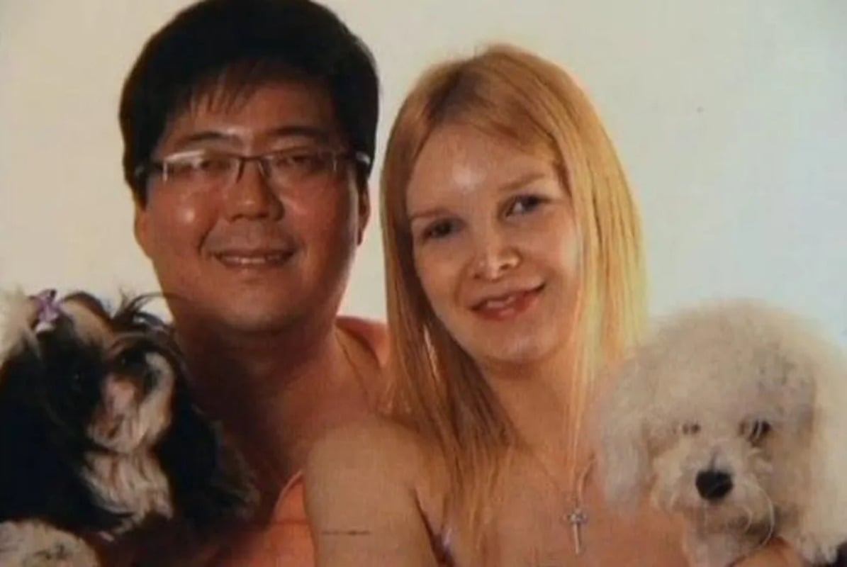 Sentenciada por matar e esquartejar o marido Marcos Matsunaga, ela resgatou o sobrenome de solteira em busca de ressocialização para cumprimento de pena em regime aberto. 
