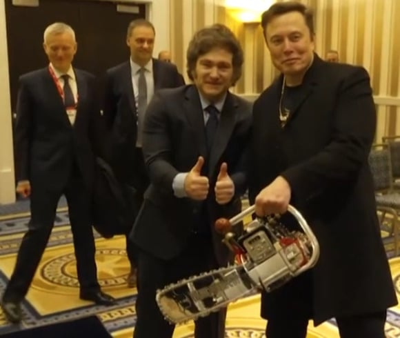 Musk ganhou o objeto do presidente argentino Javier Milei e exibiu em público atraindo ainda mais a aversão e a antipatia de muita gente pelo mundo. 